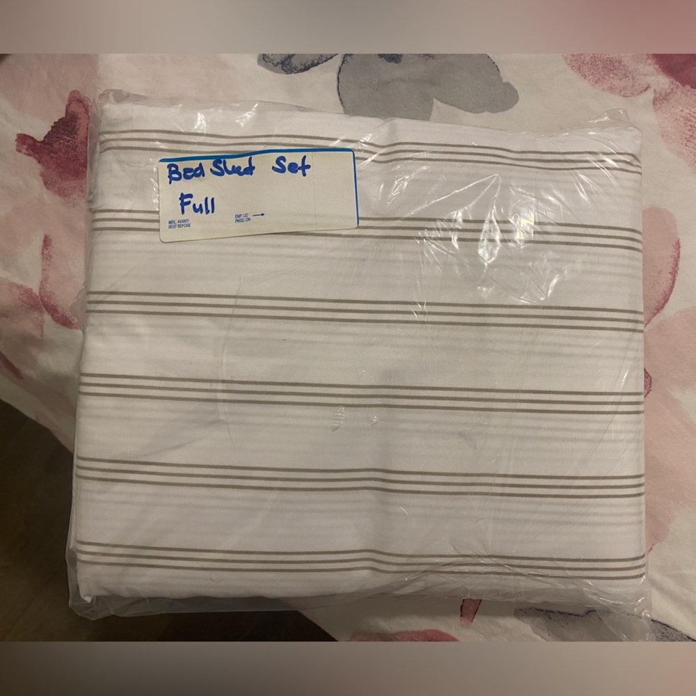 NWT bed sheets set